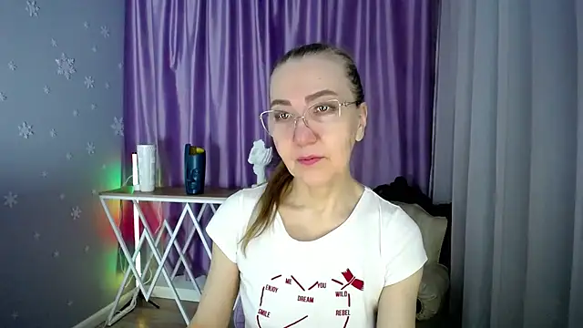 queen a n i online show from 02/11/25, 08:05