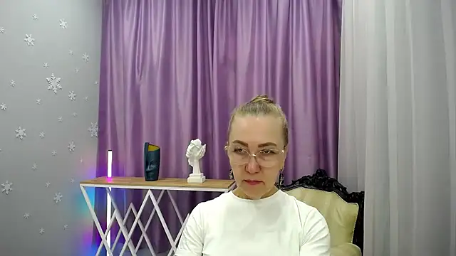 queen a n i online show from 09/19/25, 09:00