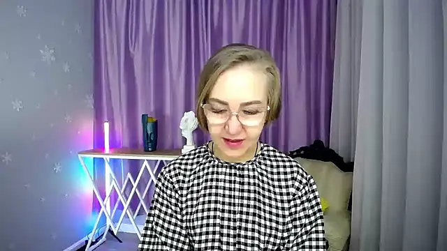 queen a n i online show from 10/07/25, 10:45