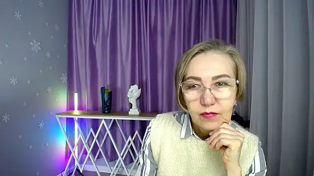 queen a n i online show from 10/10/25, 06:45