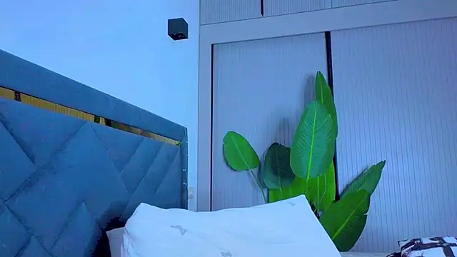 Mia Tin online show from 09/13/25, 04:07