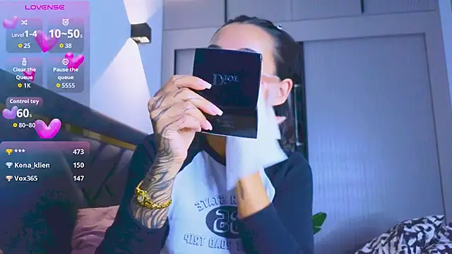 Mia Tin online show from 10/17/25, 03:14