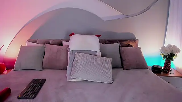 Nicolle W online show from 04/23/26, 12:04