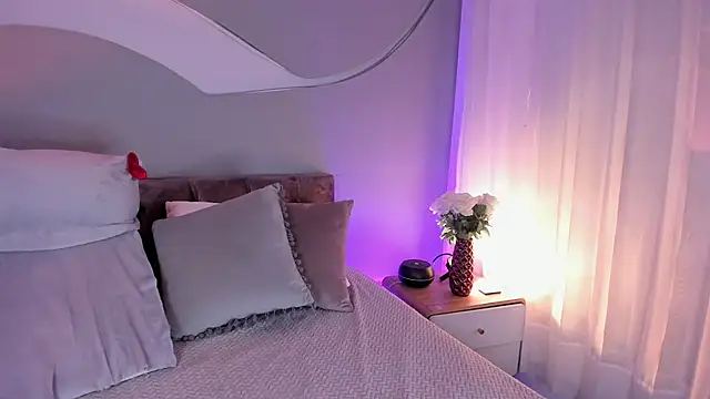 Snapshot of Nicolle_W chatting on 07/27/26, 11:50 Nicolle W online show from 07/27/26, 11:50