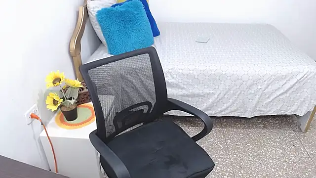 emiliaa hot online show from 12/04/24, 08:29