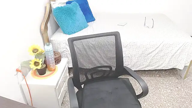 emiliaa hot online show from 12/08/24, 12:18