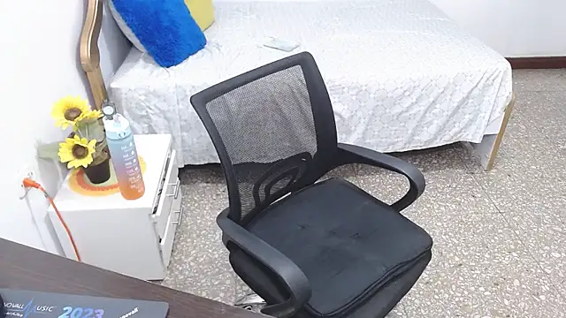 emiliaa hot online show from 12/18/24, 02:21