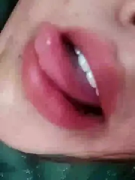 Snapshot of Srishtijain51 chatting on 10/19/25, 08:37 Srishtijain51 online show from 10/19/25, 08:37