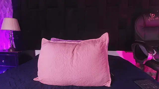 Snapshot of shelsyloreds chatting on 10/02/25, 12:01 shelsyloreds online show from 10/02/25, 12:01