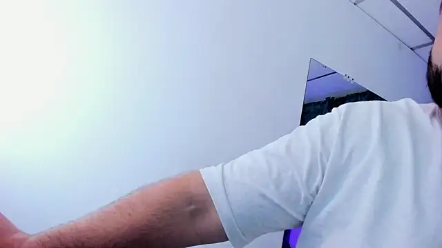 Snapshot of Beerbear_boy chatting on 12/11/24, 01:06 Beerbear boy online show from 12/11/24, 01:06