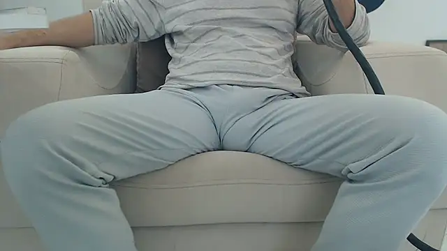 Snapshot of masterxmonster chatting on 12/15/25, 10:52 masterxmonster online show from 12/15/25, 10:52