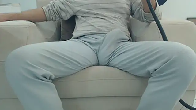 Snapshot of masterxmonster chatting on 12/17/25, 02:06 masterxmonster online show from 12/17/25, 02:06