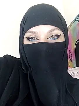 Snapshot of evelyn__salah chatting on 05/23/26, 11:31 evelyn salah online show from 05/23/26, 11:31
