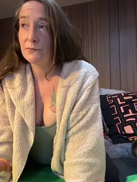 Snapshot of Mini_And_The_Bear chatting on 02/07/26, 07:50 Mini And The Bear online show from 02/07/26, 07:50