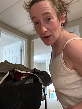 Snapshot of Mini_And_The_Bear chatting on 02/12/26, 05:19 Mini And The Bear online show from 02/12/26, 05:19