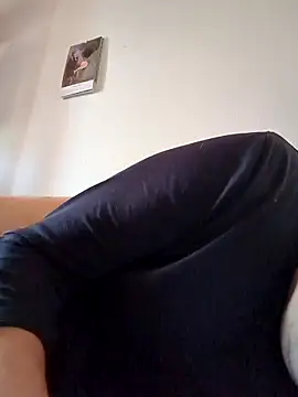 Snapshot of makau1 chatting on 02/15/25, 12:54 makau1 online show from 02/15/25, 12:54