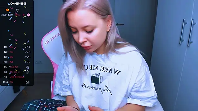 MonaLauu online show from 12/26/24, 11:32