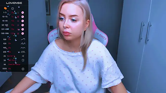 MonaLauu online show from 12/28/24, 01:28