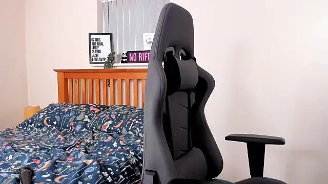 Snapshot of LucieWinters_UK chatting on 03/19/25, 04:45 LucieWinters UK online show from 03/19/25, 04:45