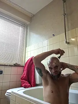 Snapshot of Ladyshaker82 chatting on 11/08/25, 02:39 Ladyshaker82 online show from 11/08/25, 02:39