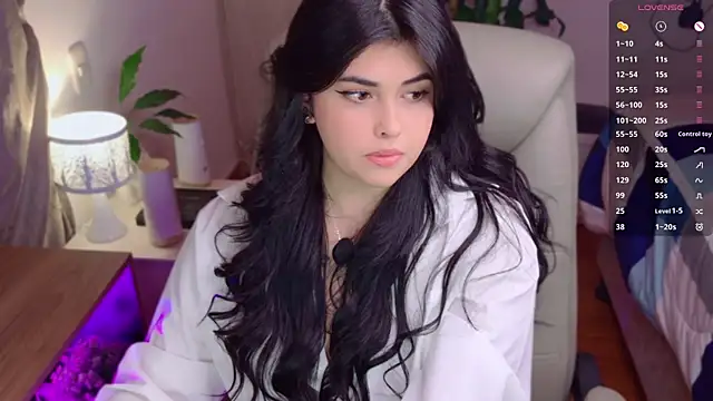 Snapshot of Alyaa_s chatting on 05/21/26, 02:40 Alyaa s online show from 05/21/26, 02:40