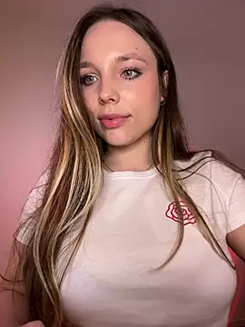 Snapshot of Sara_Browney chatting on 02/04/25, 10:02 Sara Browney online show from 02/04/25, 10:02