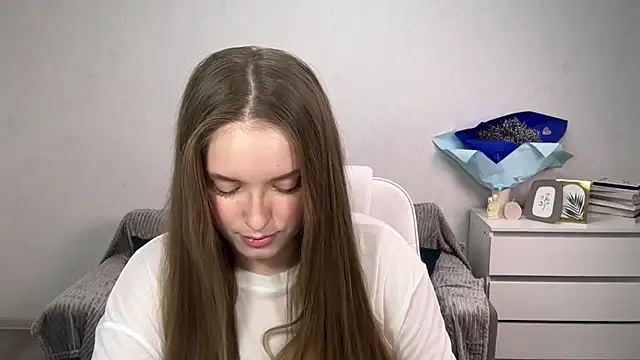 Snapshot of EvaMaddison chatting on 11/24/25, 06:18 EvaMaddison online show from 11/24/25, 06:18