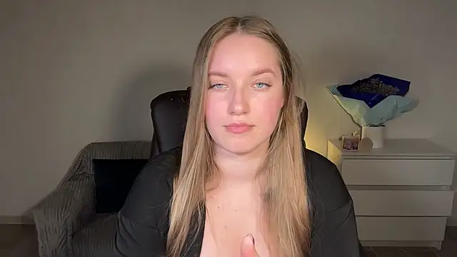 EvaMaddison online show from 04/18/26, 07:29