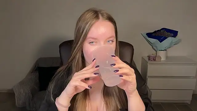 EvaMaddison online show from 04/24/26, 09:06