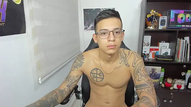 Snapshot of SIXXTOLOVE18 chatting on 03/13/25, 03:33 SIXXTOLOVE18 online show from 03/13/25, 03:33