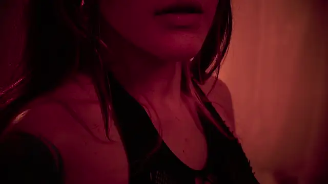 Snapshot of HannaMoom chatting on 11/18/25, 10:25 HannaMoom online show from 11/18/25, 10:25