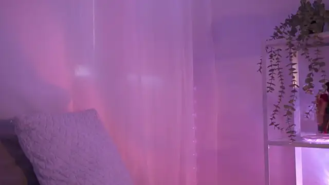 Snapshot of HannaMoom chatting on 11/26/25, 10:44 HannaMoom online show from 11/26/25, 10:44