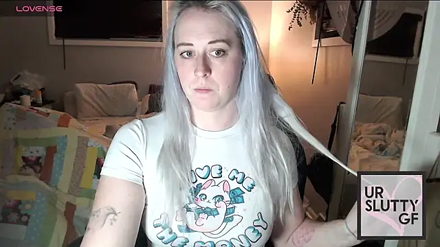 Snapshot of ursluttygf chatting on 11/16/25, 02:28 ursluttygf online show from 11/16/25, 02:28