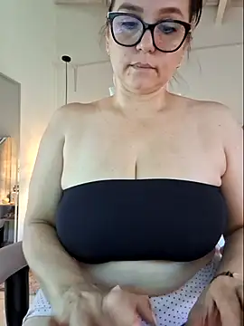 Snapshot of MariaPau_83 chatting on 10/19/25, 03:01 MariaPau 83 online show from 10/19/25, 03:01