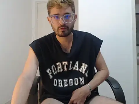 Snapshot of peterannaud chatting on 01/08/25, 03:28 peterannaud online show from 01/08/25, 03:28