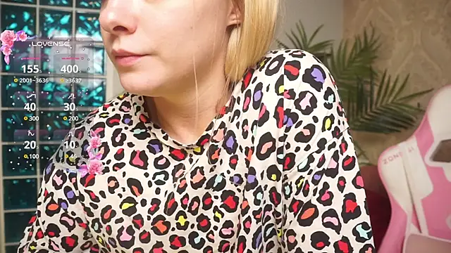 Snapshot of 01_lili_01 chatting on 12/07/24, 12:02 01 lili 01 online show from 12/07/24, 12:02