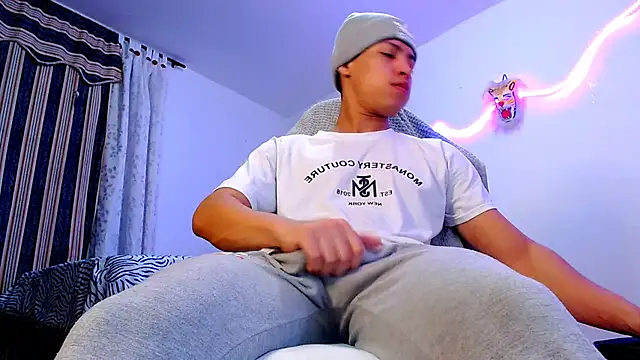 Snapshot of littleyork chatting on 12/19/25, 10:11 littleyork online show from 12/19/25, 10:11