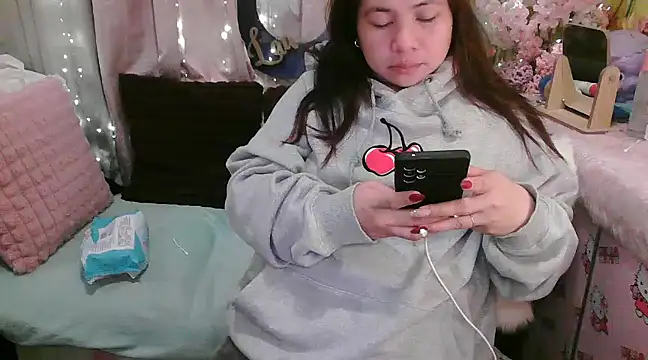 Snapshot of OhmyPinay chatting on 12/17/24, 03:06 OhmyPinay online show from 12/17/24, 03:06