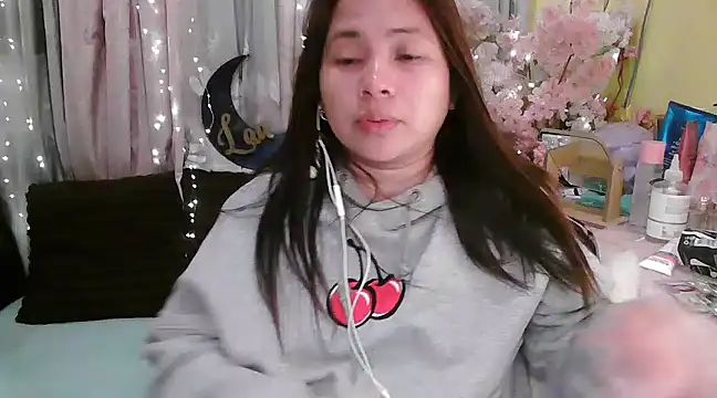 Snapshot of OhmyPinay chatting on 12/19/24, 02:01 OhmyPinay online show from 12/19/24, 02:01