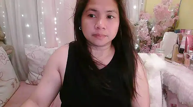 Snapshot of OhmyPinay chatting on 02/18/25, 05:42 OhmyPinay online show from 02/18/25, 05:42