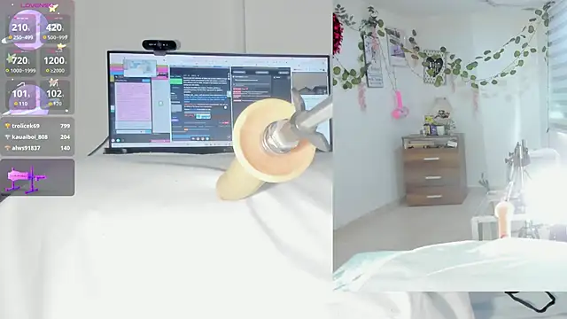 sofi velez online show from 12/14/25, 05:07