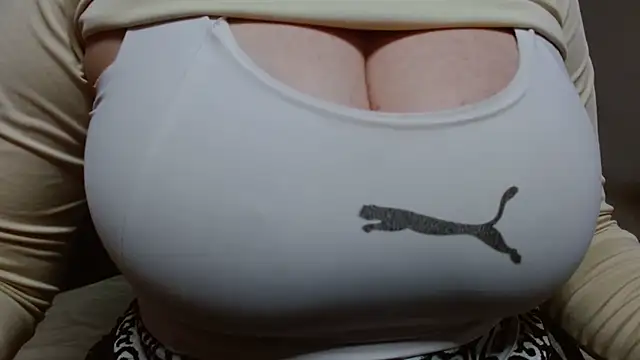 Snapshot of AnnyelinnaLove chatting on 01/12/25, 12:28 AnnyelinnaLove online show from 01/12/25, 12:28