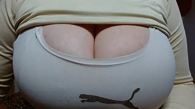 Snapshot of AnnyelinnaLove chatting on 01/31/25, 04:58 AnnyelinnaLove online show from 01/31/25, 04:58