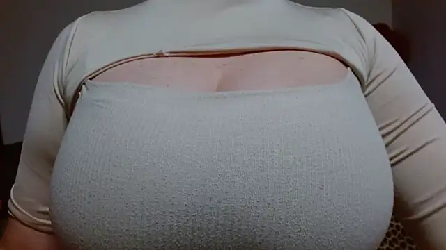 Snapshot of AnnyelinnaLove chatting on 02/02/25, 03:43 AnnyelinnaLove online show from 02/02/25, 03:43