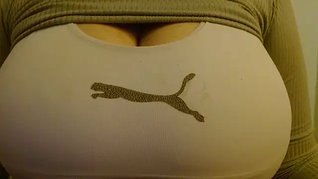 Snapshot of AnnyelinnaLove chatting on 10/11/25, 04:01 AnnyelinnaLove online show from 10/11/25, 04:01