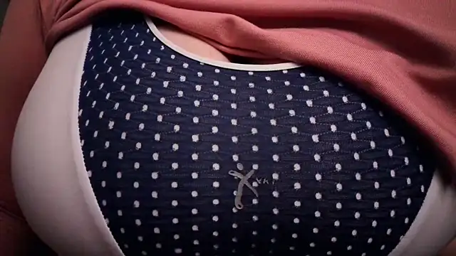 Snapshot of AnnyelinnaLove chatting on 12/14/25, 06:19 AnnyelinnaLove online show from 12/14/25, 06:19