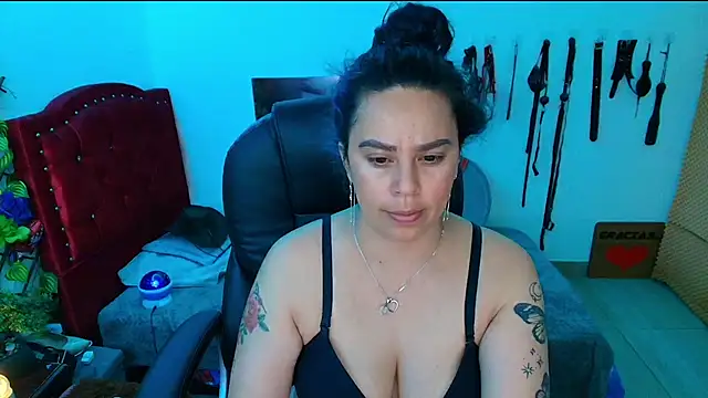 Snapshot of elektra_32 chatting on 03/03/25, 04:36 elektra 32 online show from 03/03/25, 04:36