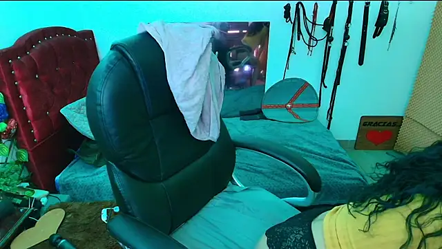 Snapshot of elektra_32 chatting on 03/17/25, 05:23 elektra 32 online show from 03/17/25, 05:23