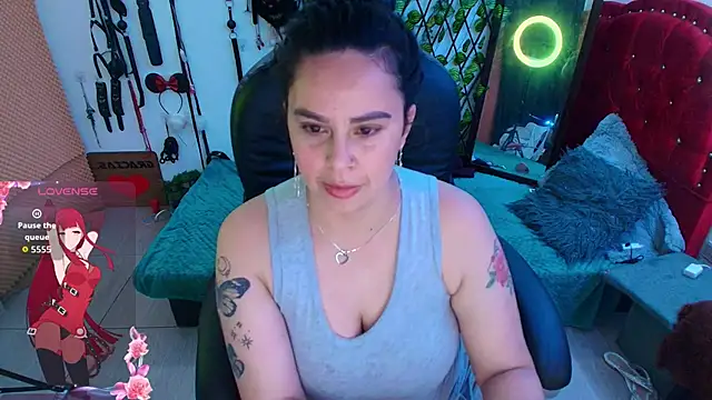 Snapshot of elektra_32 chatting on 10/21/25, 05:19 elektra 32 online show from 10/21/25, 05:19