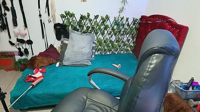 Snapshot of elektra_32 chatting on 11/10/25, 01:37 elektra 32 online show from 11/10/25, 01:37